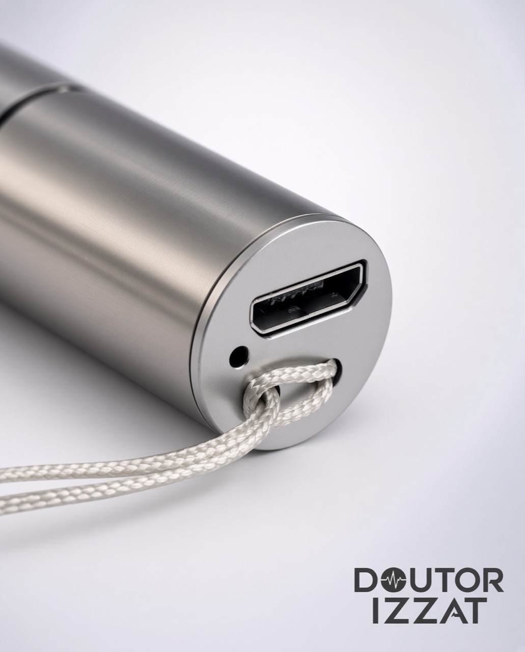 Detalhe da conexão USB da lanterna neurológica recarregável